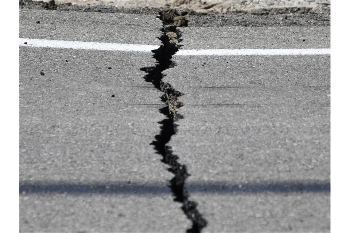 Starke Erdbeben rütteln Südkalifornien auf Nach dem ersten Beben am Donnerstag hat sich ein Riss in einer Straße bei Ridgecrest in Kalifornien gebildet. Am Freitag hat es ein zweites Beben der Stärke 7,1 gegeben. Foto: Gene Blevins/ZUMA Wire