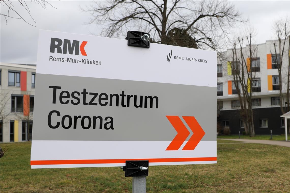Auf eigenen Pfaden durch die Pandemie Nach dem ersten Coronafall reagierte der Landkreis sofort: Einen Tag später wurde in Schorndorf ein Testzentrum eröffnet. Archivfoto: B. Büttner