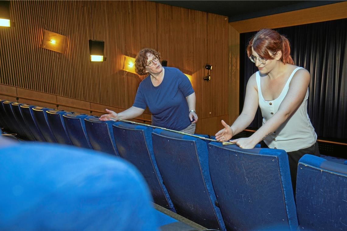 „Schließungen sind dramatisch für viele Branchen“ Nach dem ersten Lockdown, als Anfang Juli Kinos wieder öffnen durften, waren Annegret (links) und Julia Eppler mit dem Metermaß zwischen den Sitzreihen in den Kinosälen unterwegs, um Abstandsregeln einzuhalten. Ab Montag ist das Universum wieder geschlossen. Archivfoto: A. Becher