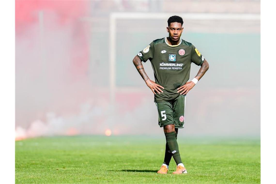 „Bitterer Tag“: Bundesliga-Mittelbau mit Pokal-Problemen Nach dem Erstrundenaus steht der Mainzer Jean-Paul Boetius enttäuscht auf dem Spielfeld. Foto: Uwe Anspach