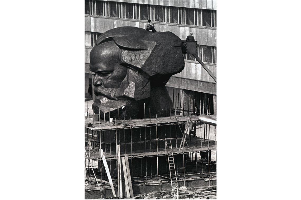 Nach dem Fall der Berliner Mauer und dem Zusammenbruch des Ostblocks hielt man Marx für erledigt. Aber spätestens mit dem drohenden Banken-Kollaps von 2008 erlebte der deutsche Philosoph eine unerwartete Renaissance.