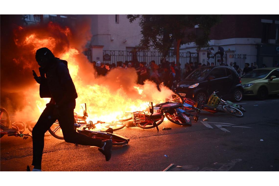 Nach dem Finale kommt es in Paris zu Ausschreitungen.