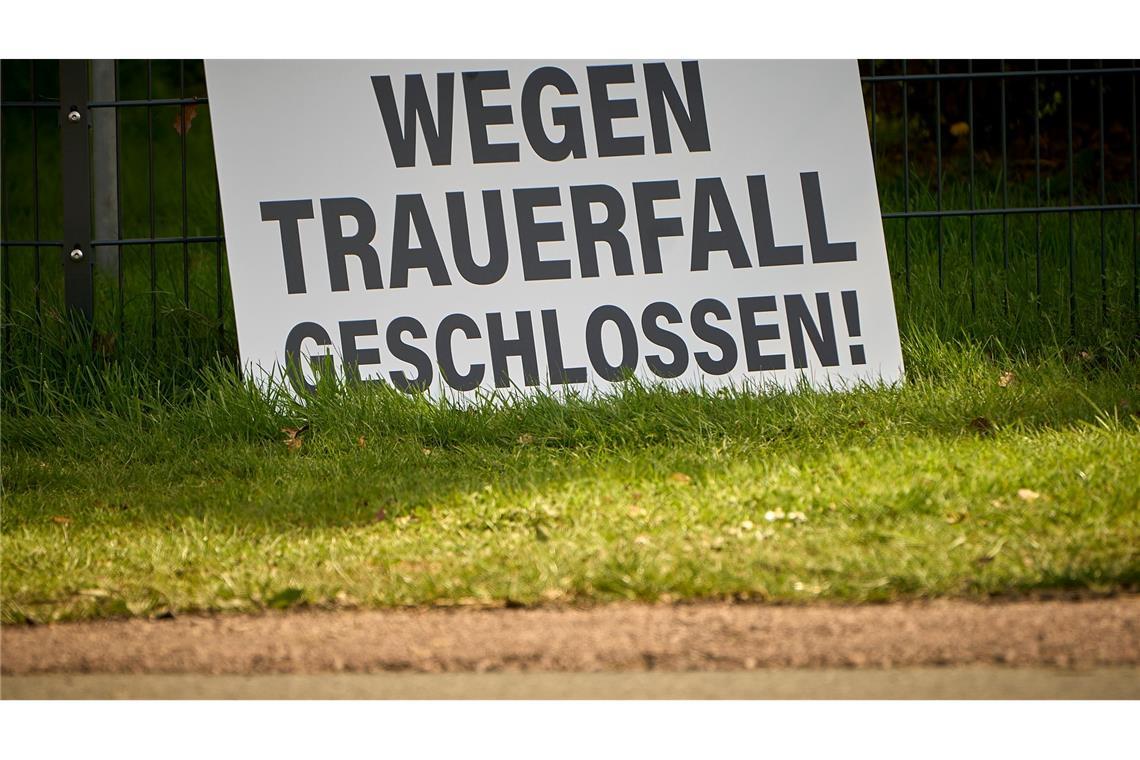 Nach dem folgenschweren Arbeitsunfall mit drei Toten und zwei lebensgefährlich Verletzten bleibt die Lederfabrik geschlossen.
