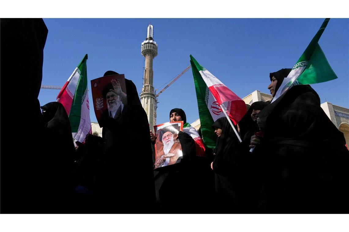 Nach dem Freitagsgebet in Teheran demonstrieren Frauen gegen die US-israelischen Angriffe.