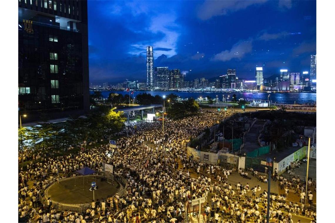 Gewalt nach Massenprotest in Hongkong Nach dem friedlichen Massenprotest am Sonntag mit rund einer Million Menschen versuchten in der Nacht zum Montag einige hundert Radikale, den Legislativrat und Regierungssitz zu stürmen. Foto: Chan Long Hei/SOPA Images via ZUMA Wire