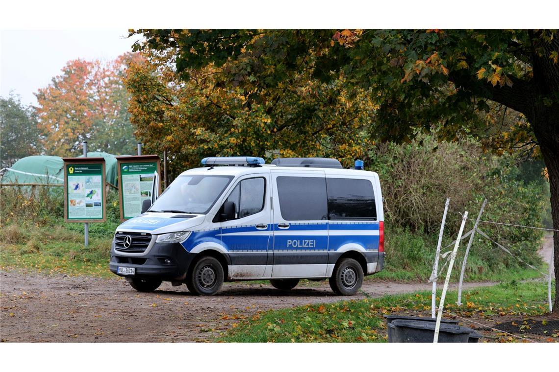 Polizei sucht Spuren nach Fund von Kinderleiche bei Güstrow Nach dem Fund einer Kinderleiche bei Güstrow haben Polizisten mit der neuerlichen Absuche des Gebietes am Dorfrand von Klein Upahl bei Güstrow begonnen.