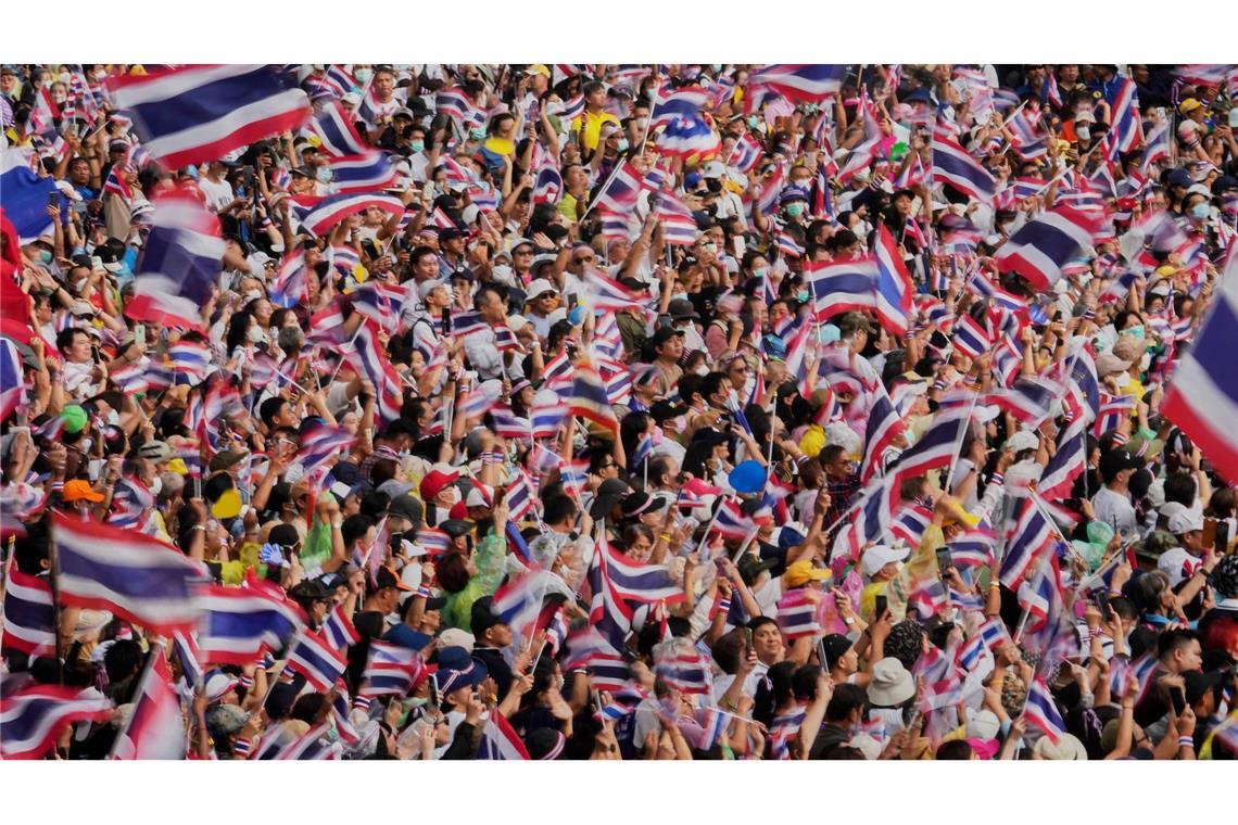 Thailands Regierungschefin nach Gerichtsurteil abgesetzt Nach dem geleakten Telefonat war es in Thailand zu Protesten gegen die Ministerpräsidentin gekommen.
