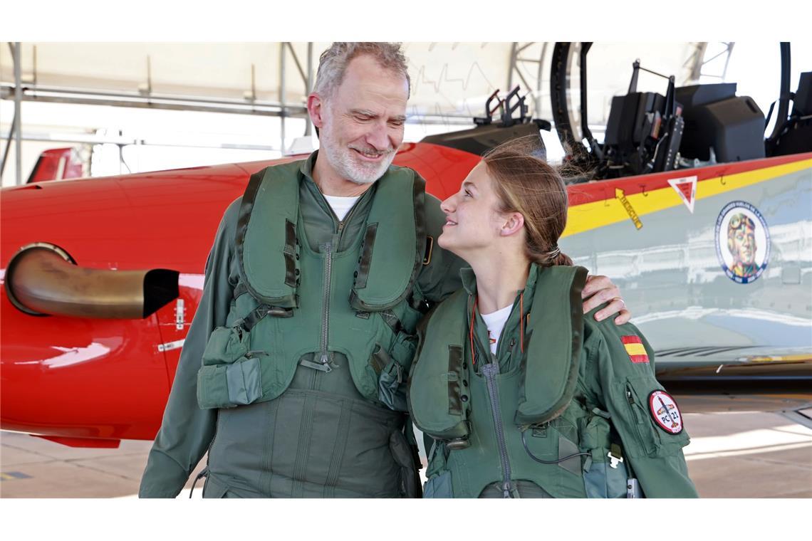 Nach dem gemeinsamen Trainingsflug nahmen sich Vater und Tochter in den Arm. Das spanische Königshaus teilt kaum etwas über das Privatleben der königlichen Familie mit. Aber solche Fotos sprechen für sich.