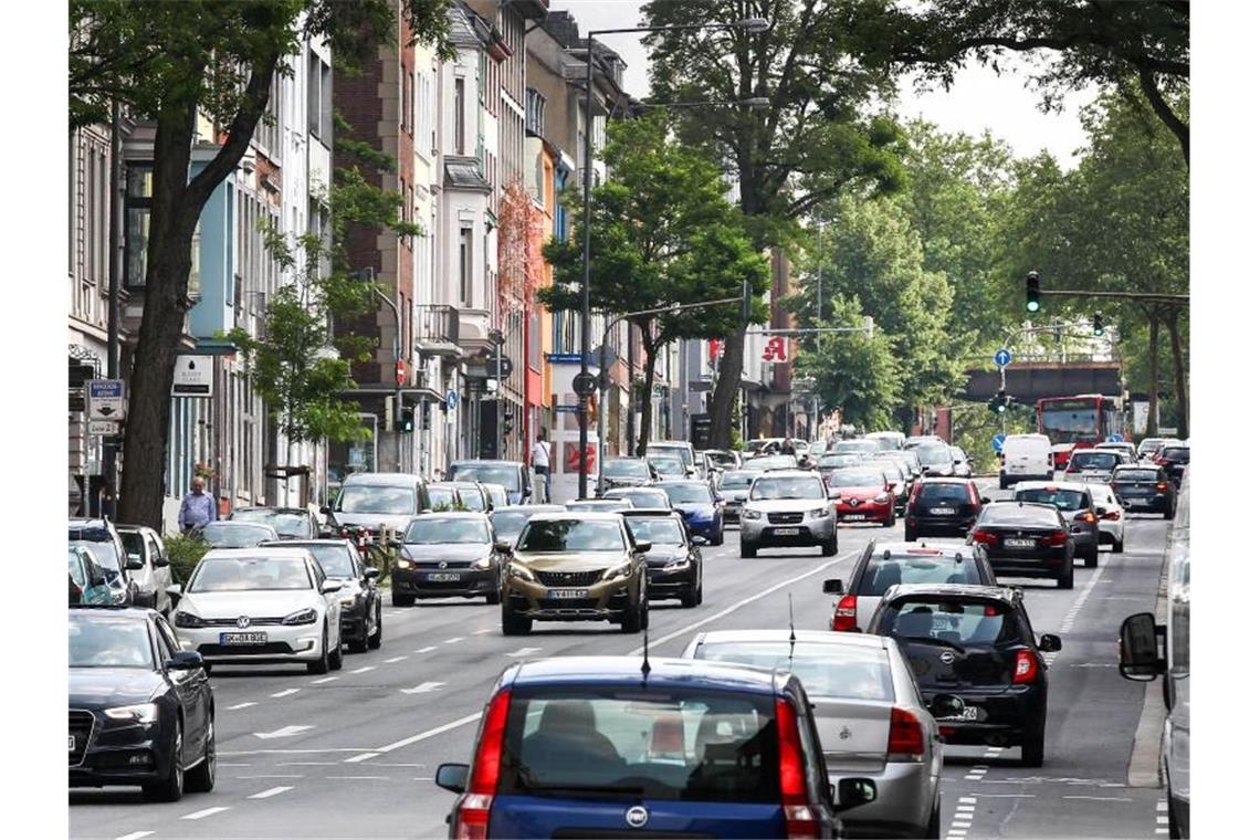 Nach dem Gerichtsurteil zur Luftverschmutzung in Aachen fordern die Städte von der Autobranche mehr Tempo bei der Nachrüstung älterer Dieselautos. Foto: Ralf Roeger