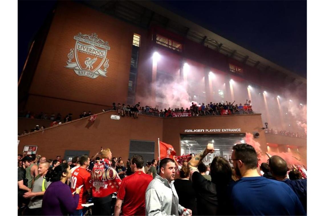 Nach dem Gewinn der Meisterschaft strömten die Fans des FC Liverpool zum Stadion an der Anfield Road. Foto: Peter Byrne/PA Wire/dpa