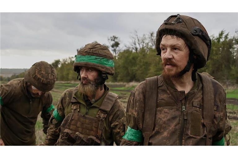 Nach dem Grauen an der Front: Auf diesem Foto, das vom Pressedienst der 65. mechanisierten Brigade der Ukraine zur Verfügung gestellt wurde, sind Soldaten zu sehen, die von einem langen Einsatz an der Front in der Region Saporischschja in der Ukraine zurückkehren.