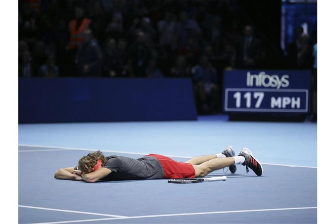 Nach dem größen Triump auf dem Boden: Alexander Zverev bei seinem Triumph bei den ATP Finals 2018. Foto: Tim Ireland/AP/dpa