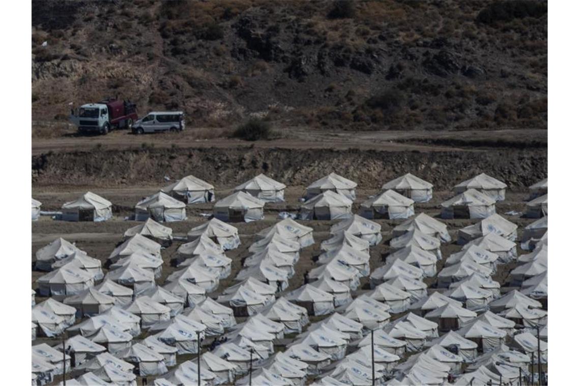 Moria: Merkel unterstützt neues Aufnahmezentrum Nach dem Großbrand im Flüchtlingslager Moria auf Lesbos bleibt die Lage angespannt. Foto: Petros Giannakouris/AP/dpa