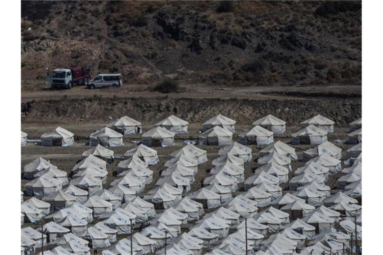 Nach dem Großbrand im Flüchtlingslager Moria auf Lesbos bleibt die Lage angespannt. Foto: Petros Giannakouris/AP/dpa