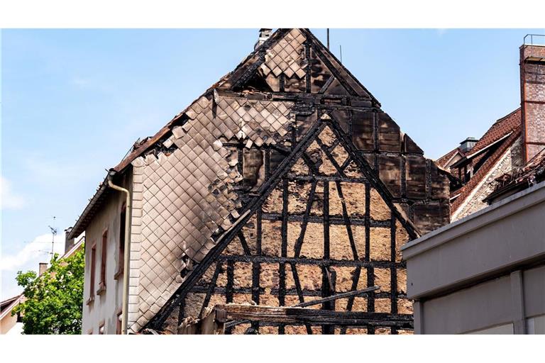 Nach dem Großbrand in der Innenstadt von Villingen sind die Häuser zunächst nicht mehr bewohnbar, zwei der sechs Gebäude sind zum Teil eingestürzt.