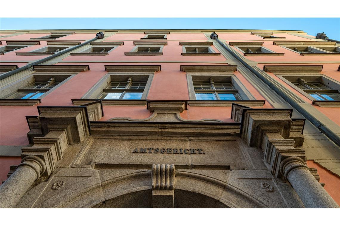 Nach dem Hafttermin lief der 22-Jährige auf dem Weg zum Polizeiwagen davon. (Archivbild)