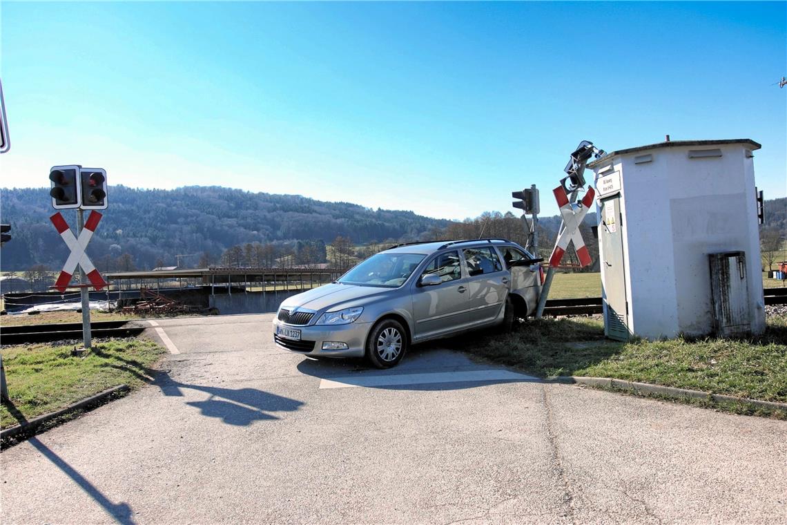 Zug erfasst Auto am Bahnübergang