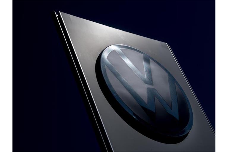 Nach dem Internet-Shitstorm wegen eines rassistischen Werbevideos bei VW soll sich der gesamte Vorstand mit der weiteren Aufarbeitung des Themas beschäftigen. Foto: Hendrik Schmidt/dpa-Zentralbild/dpa