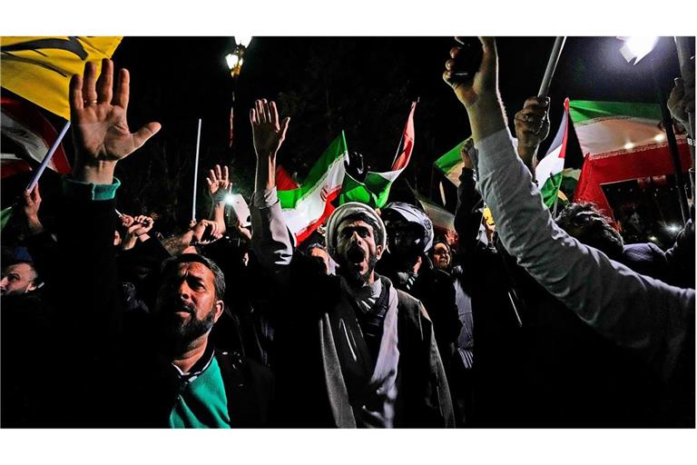 Nach dem iranischen Angriff auf Israel skandieren Demonstranten  anti-israelische Parolen vor der britischen Botschaft in Teheran.