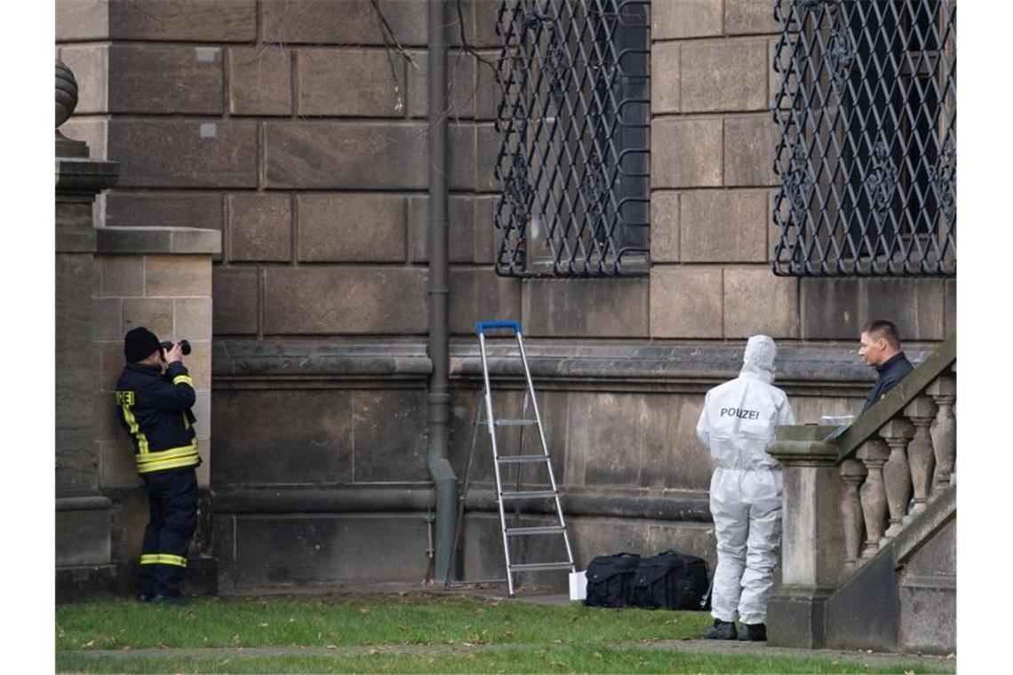 Einbruch in Schatzkammer: Polizei geht von vier Tätern aus Nach dem Juwelendiebstahl im Grünen Gewölbe geht die Spurensuche der Polizei am Tatort weiter. Foto: Sebastian Kahnert/dpa-Zentralbild/dpa