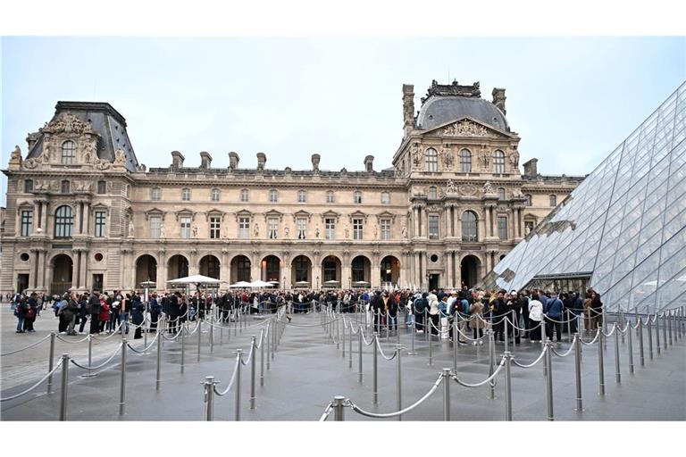 Nach dem Juwelendiebstahl im Pariser Louvre-Museum gehen die Ermittler von einer gut organisierten Bande aus.
