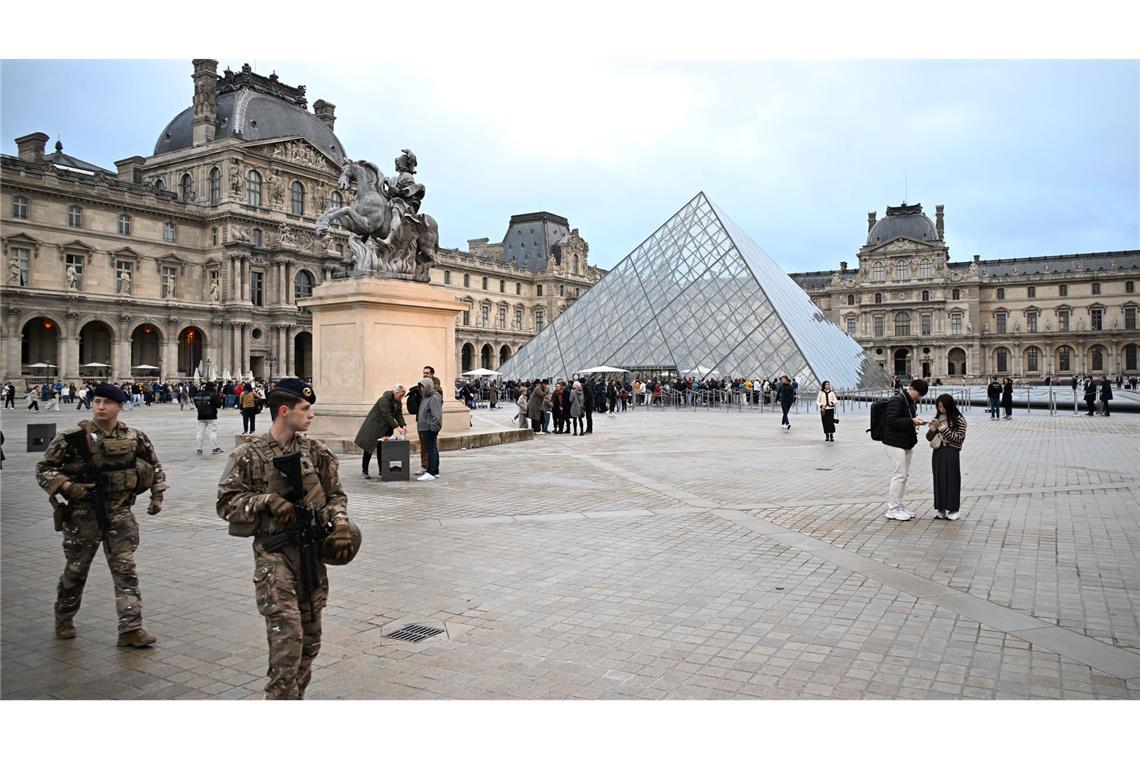 Juwelendiebstahl im Louvre – Ermittler prüfen Alarmanlage Nach dem Kunstraub im Louvre in Paris dauert die Fahndung nach den Tätern und ihrer Beute an (Archivbild).
