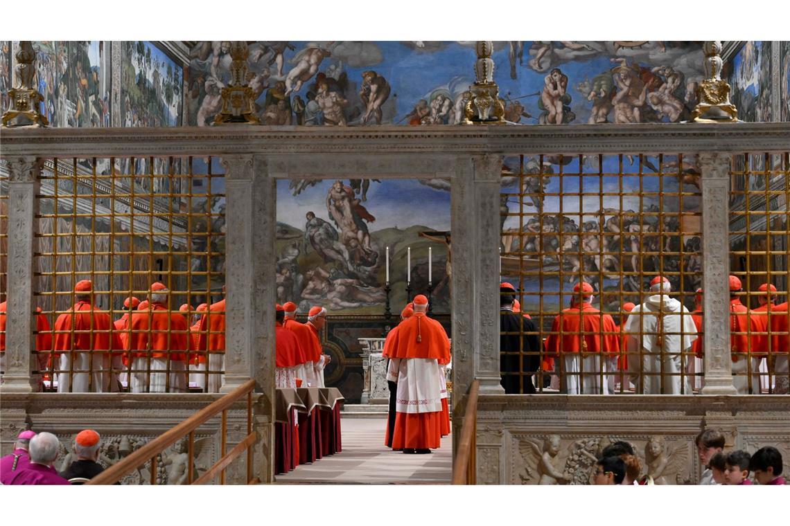 Schwarzer Rauch: Noch kein neuer Papst gewählt Nach dem lateinischen Ruf "extra omnes" wurde die Tür der Sixtinischen Kapelle geschlossen.