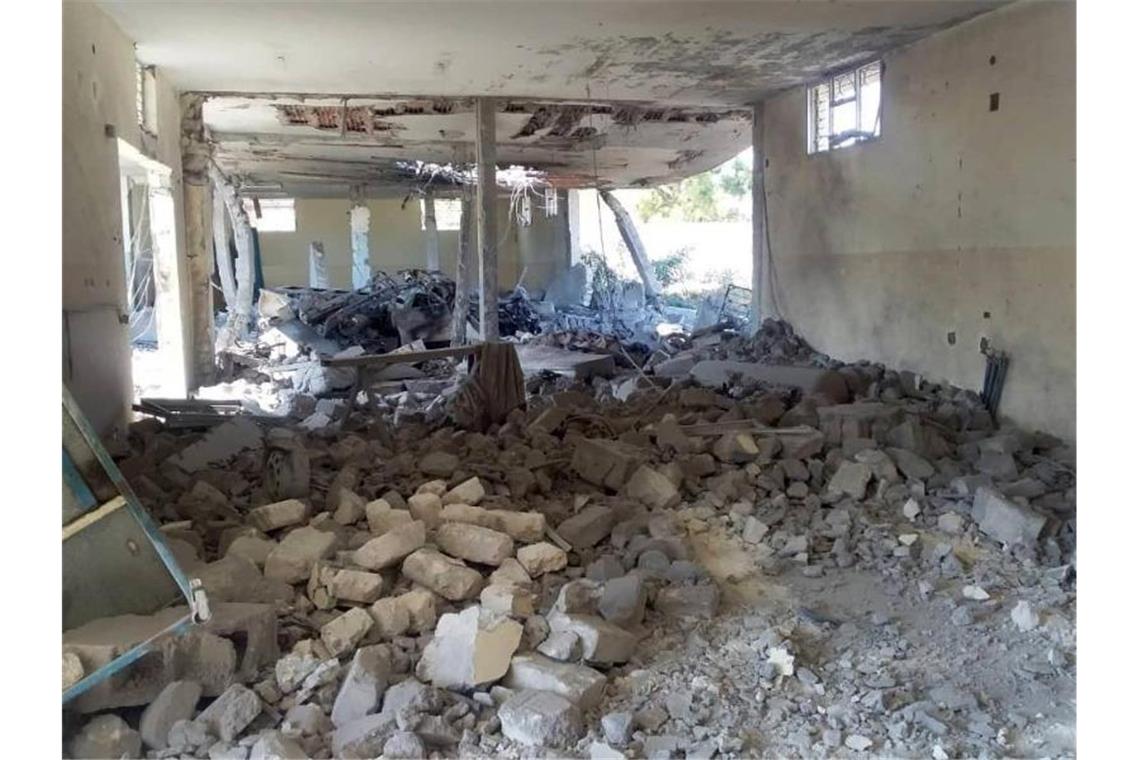 44 Tote bei Angriff auf Migrantenlager in Libyen Nach dem Luftangriff auf ein Migrantenzentrum sind große Teile des Zentrums zerstört. Überall liegt Schutt auf dem Boden. Foto: UGC/AP