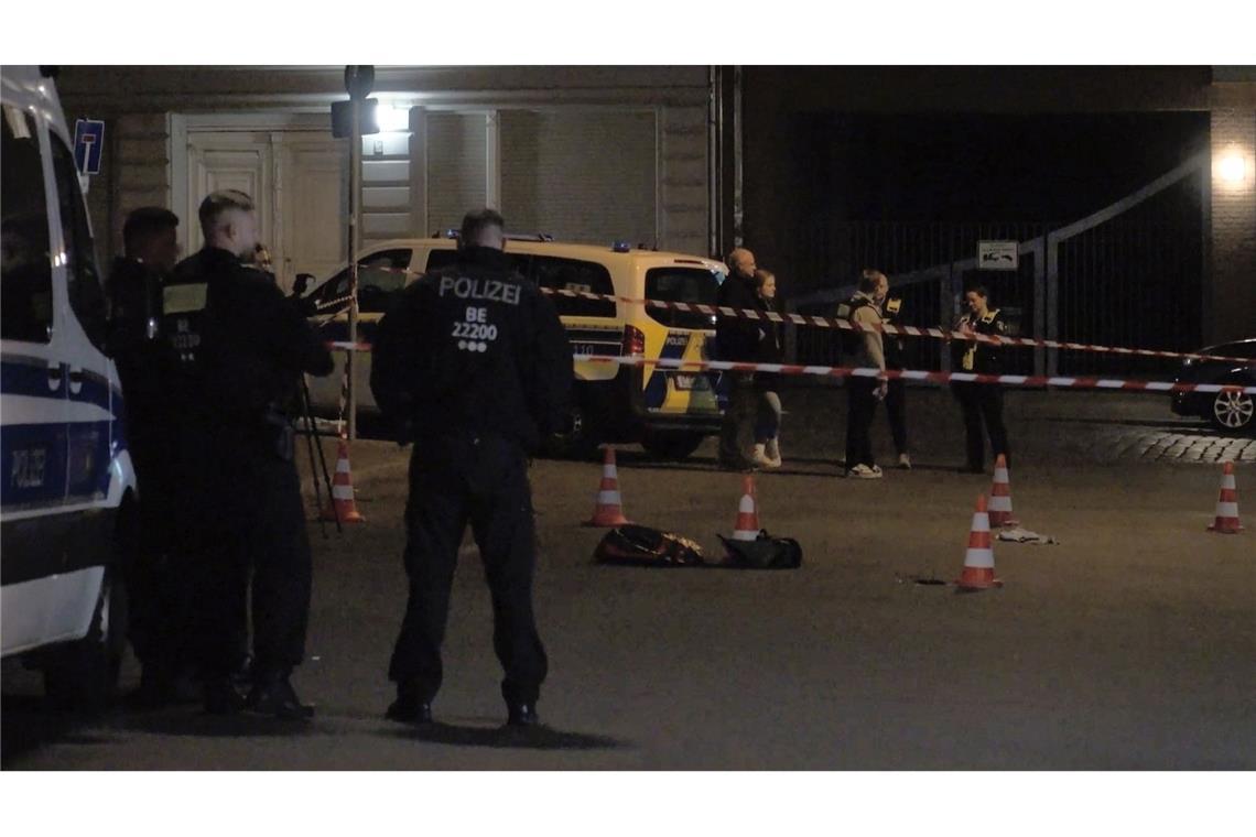 Tatverdächtiger nach Angriff auf Polizisten auf freiem Fuß Nach dem Messerangriff auf einen Polizisten sind noch etliche Fragen offen.