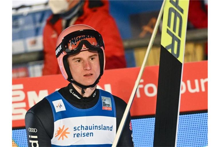 Nach dem Mixed Team am Freitag nun im Einzel auf der großen Mühlenkopfschanze gefordert: Karl Geiger. Foto: Arne Dedert/dpa