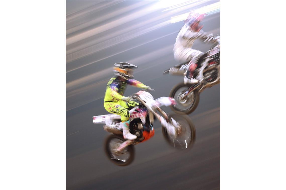 Nach dem Motorradspektakel am Wochenende in der Schleyer-Halle muss die Polizei merkwürdige Vorgänge unter Besuchern aufklären.