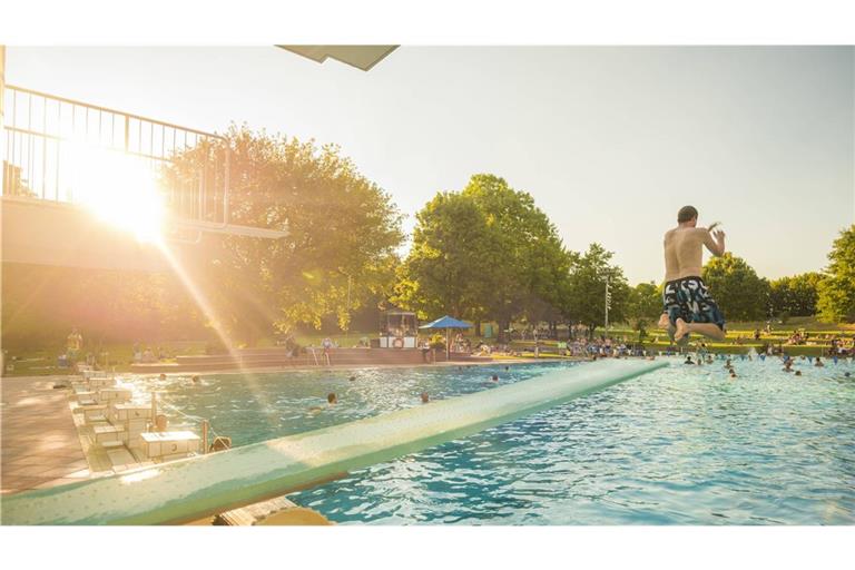 Nach dem Pfingstwochenende wird es wieder wärmer – Freibad-Wetter steht Ende der Woche an. (Archivbild)
