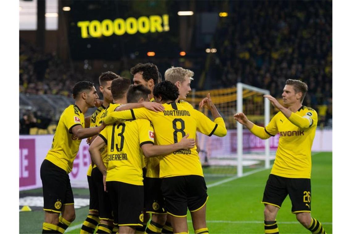 Bayern-Debakel in Frankfurt - Leipzig deklassiert Mainz Nach dem Pokalsieg gegen Gladbach feierte Dortmund auch gegen Wolfsburg einen Heimdreier. Foto: Bernd Thissen/dpa