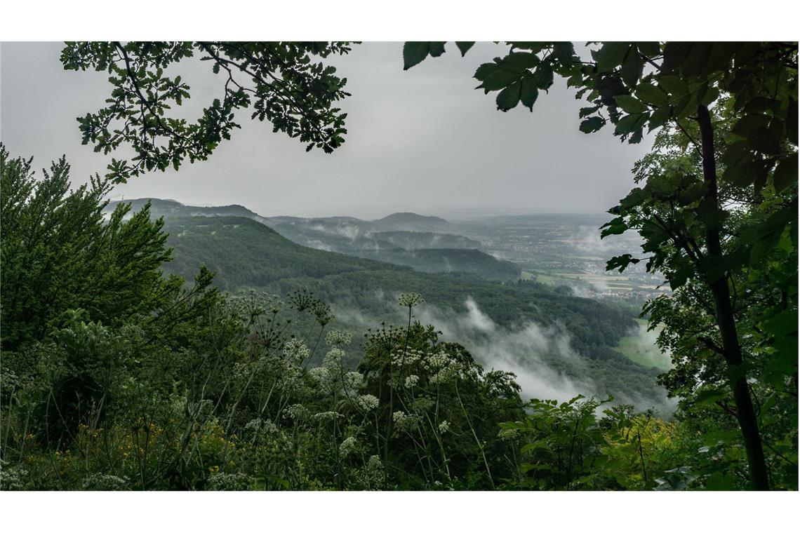 Nach dem Regen: Blick auf den Albtrauf vom Rottelstein nahe des Fuchsecks.