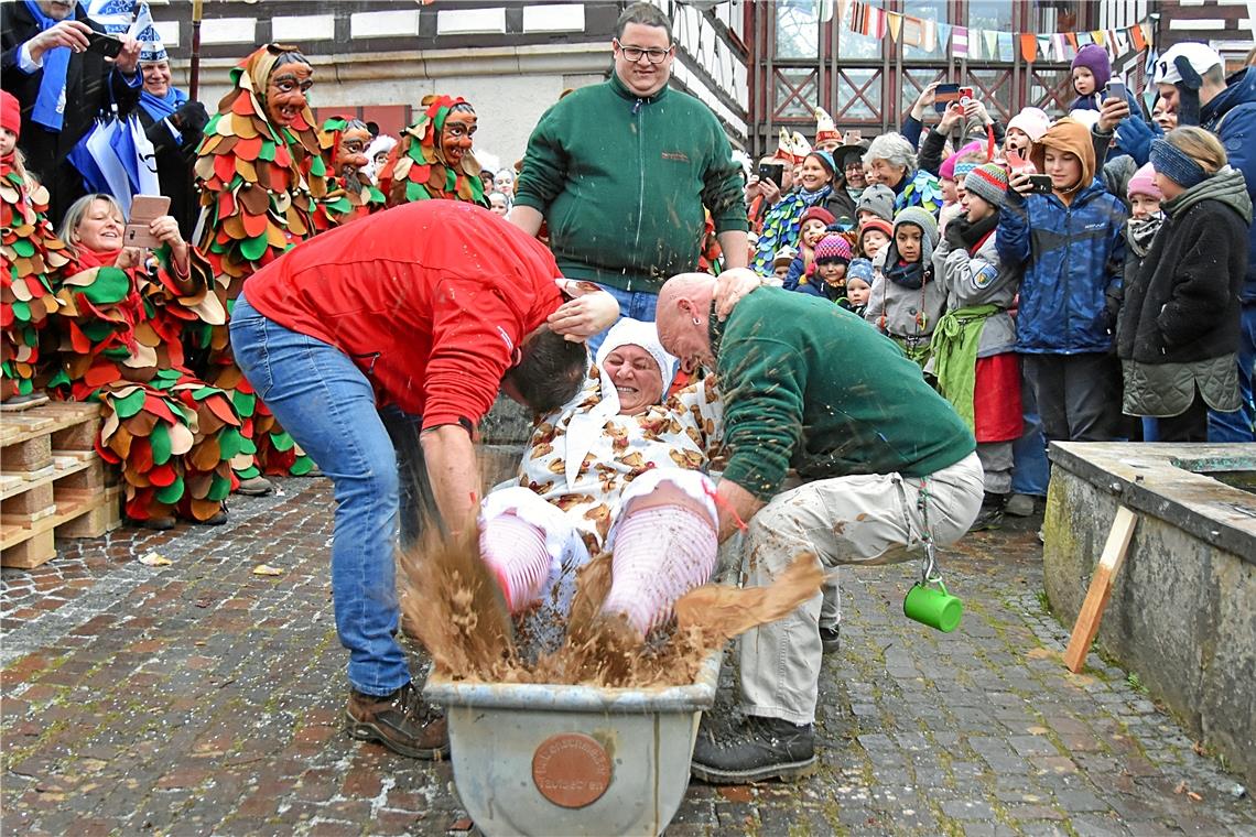 Nach dem Schlammbad, gegen das sich Täufling Stephanie Zwickel sichtlich mit Händen und Füßen wehrte, kam bei der Narrentaufe...