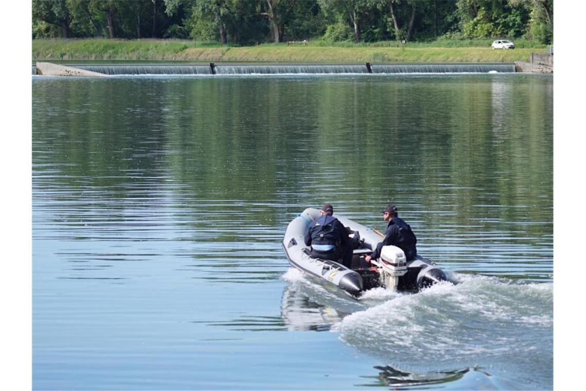 Bootsunglück: Suche nach vermisstem Mädchen unterbrochen Nach dem Schlauchbootunglück suchen Rettungskräfte nach einem vermissten Mädchen. Foto: Benedikt Spether