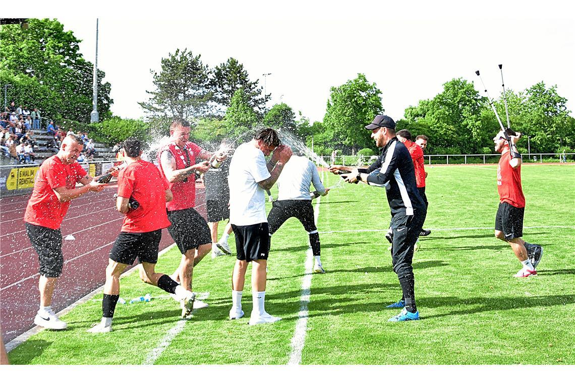 Nach dem Schlußpfiff spritzen die Sektflaschen. Auswärtssieg der SG Sonnenhof Gr...