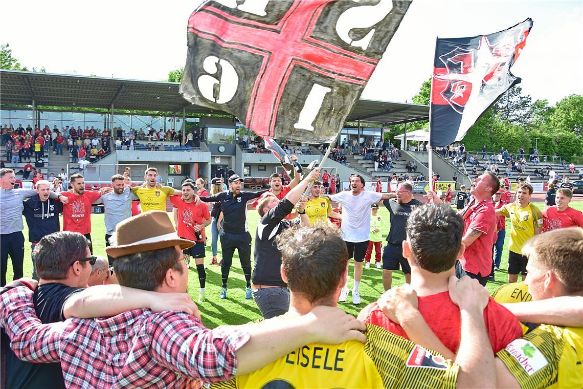 Nach dem Schlusspfiff wird ausgelassen mit den Fans gefeiert. Auswärtssieg der S...