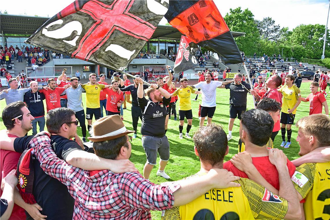 Nach dem Schlusspfiff wird ausgelassen mit den Fans gefeiert. Auswärtssieg der S...