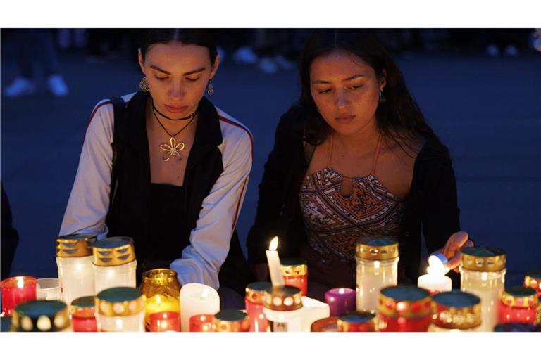 Nach dem Schulmassaker am 10. Juni  in Graz, bei dem mehrere Personen ums Leben gekommen sind, zünden Menschen Kerzen an einer provisorischen Gedenkstätte an.