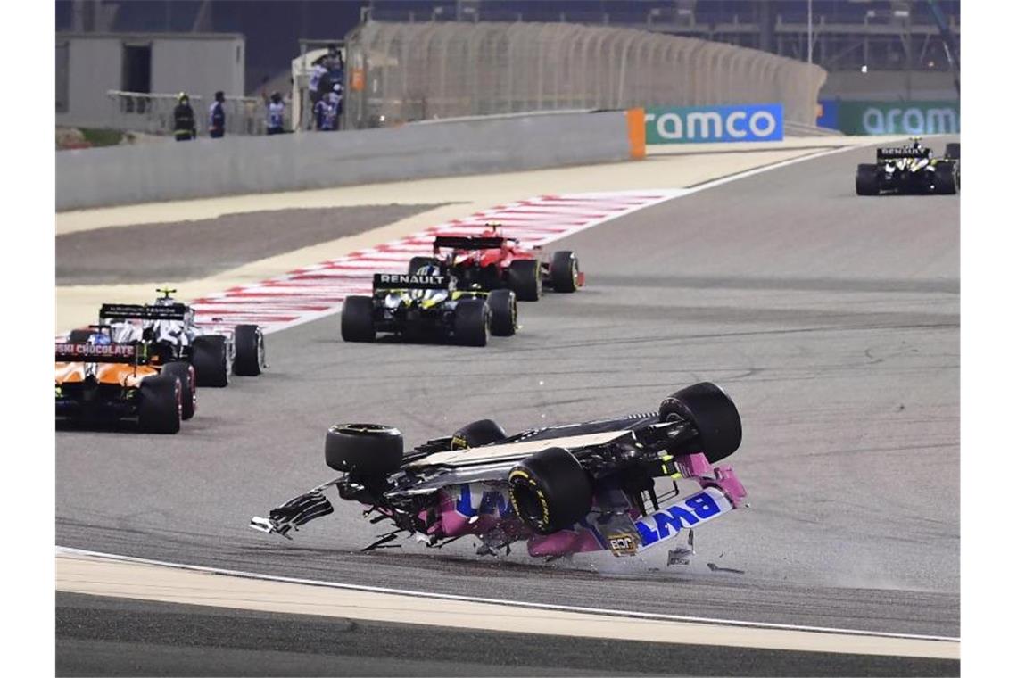 Nach dem schweren Unfall von Romain Grosjean sorgte ein Überschlag von Lance Stroll für eine weitere Unterbrechung. Foto: Giuseppe Cacace/Pool AFP/AP/dpa