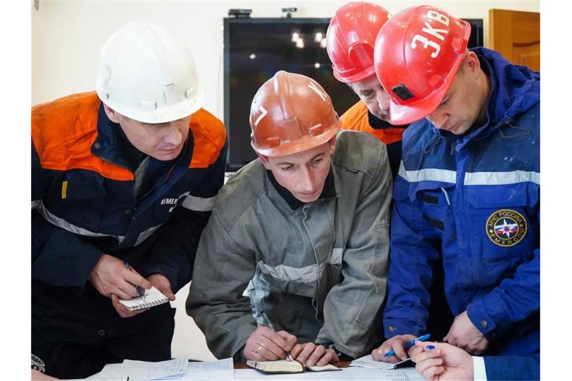 Nach dem schwersten Grubenunglück in Russland seit Jahren mit mindestens 52 Toten wollen die Rettungskräfte die Suche nach den verunglückten Bergleuten fortsetzen. Foto: Uncredited/Governor of Kemerovo Region Press Office/AP/dpa