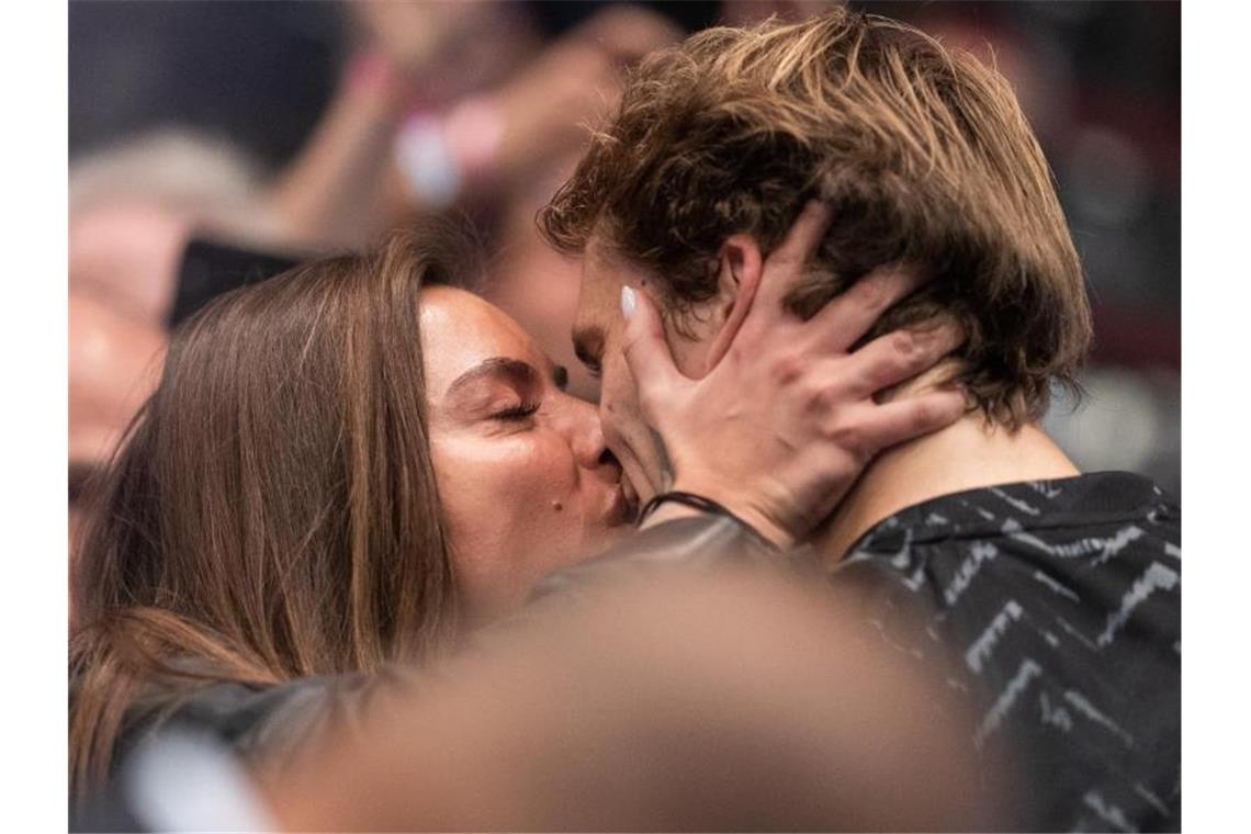 Neue Liebe beflügelt Tennis-Olympiasieger Zverev Nach dem Sieg bekam Alexander Zverev einen Kuss von seiner Freundin Sophia Thomalla. Foto: Georg Hochmuth/APA/dpa