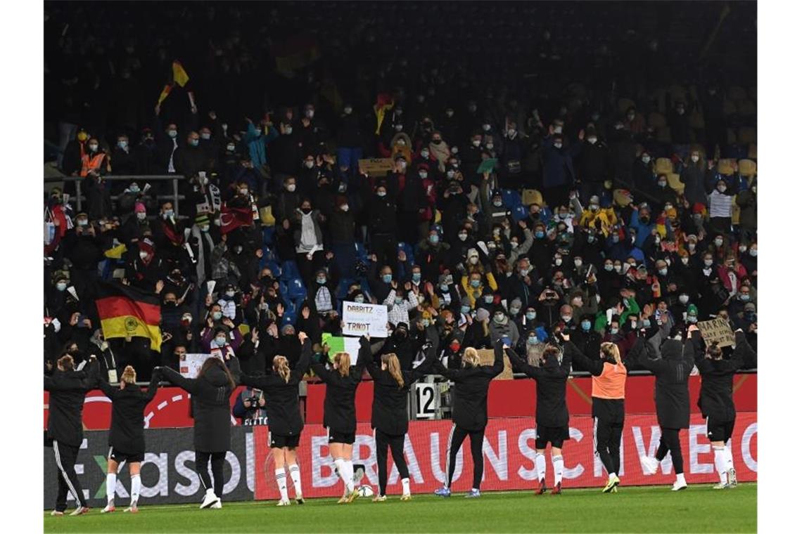 Dreierpack von Schüller: DFB-Frauen schlagen Türkei mit 8:0 Nach dem Sieg feierten die deutschen Spielerinnen mit den Fans. Foto: Swen Pförtner/dpa