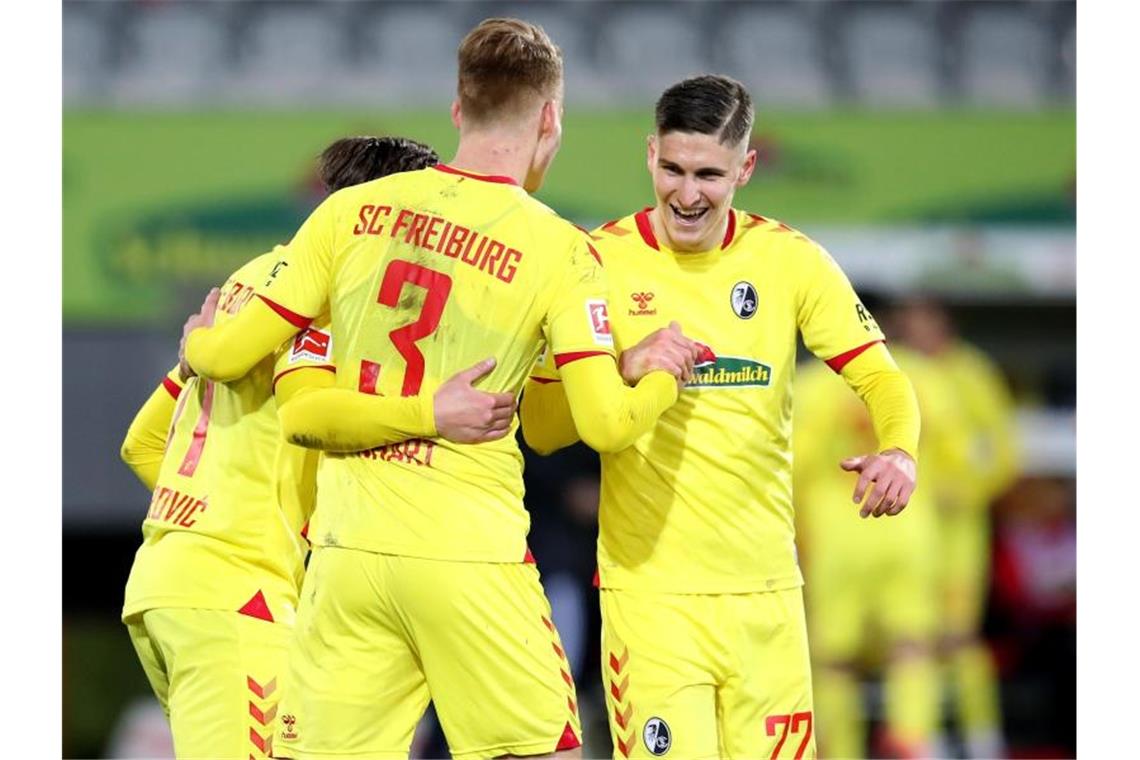 SC Freiburg spricht von Europa: „Da würde keiner Nein sagen“ Nach dem Sieg gegen den FC Augsburg keimt in Freiburg die Hoffnung auf die Europapokal-Plätze. Foto: Tom Weller/dpa
