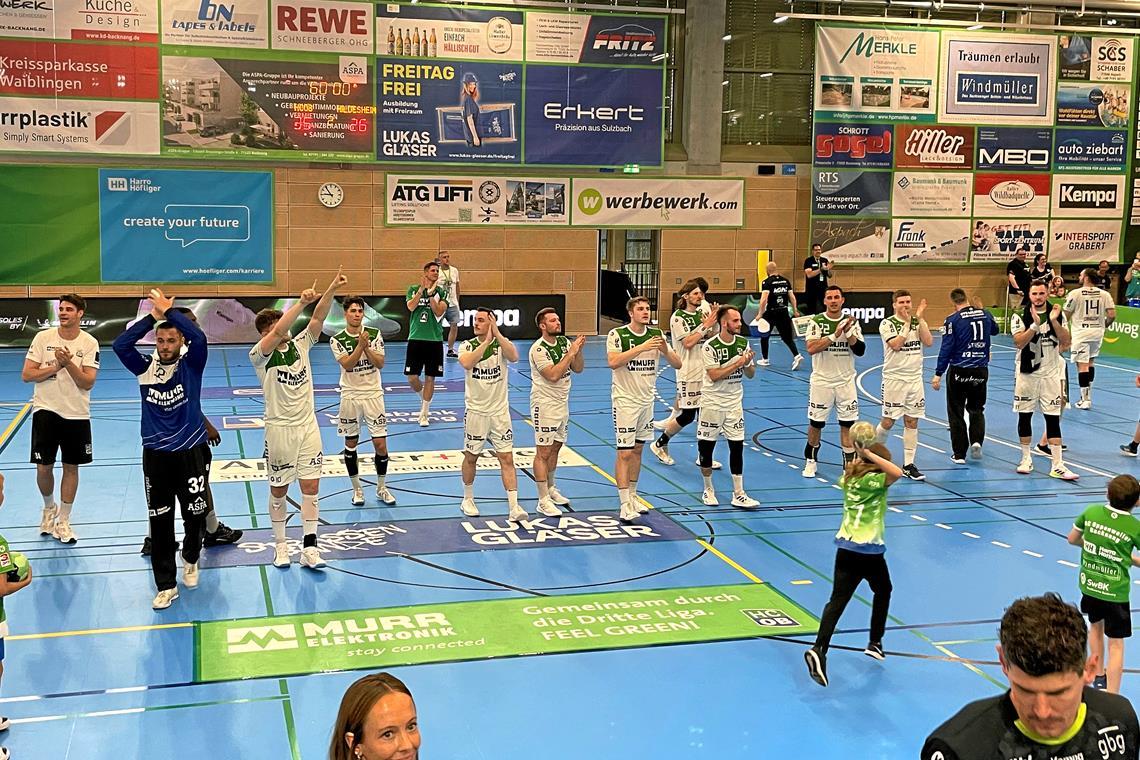 Zweite Bundesliga zum Greifen nah: HCOB gewinnt 35:26 Nach dem Sieg gegen Eintracht Hildesheim lässt sich der HC Oppenweiler/Backnang von seinen Fans feiern.Foto: Kornelius Fritz