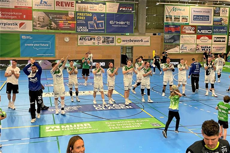 Nach dem Sieg gegen Eintracht Hildesheim lässt sich der HC Oppenweiler/Backnang von seinen Fans feiern.Foto: Kornelius Fritz