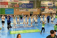 Nach dem Sieg gegen Eintracht Hildesheim lässt sich der HC Oppenweiler/Backnang von seinen Fans feiern.Foto: Kornelius Fritz