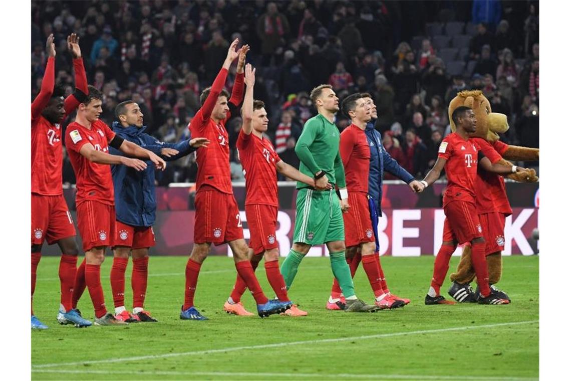 Nach dem Sieg gegen Schalke haben die Bayern nur noch einen Punkt Rückstand auf Spitzenreiter Leipzig. Foto: Angelika Warmuth/dpa