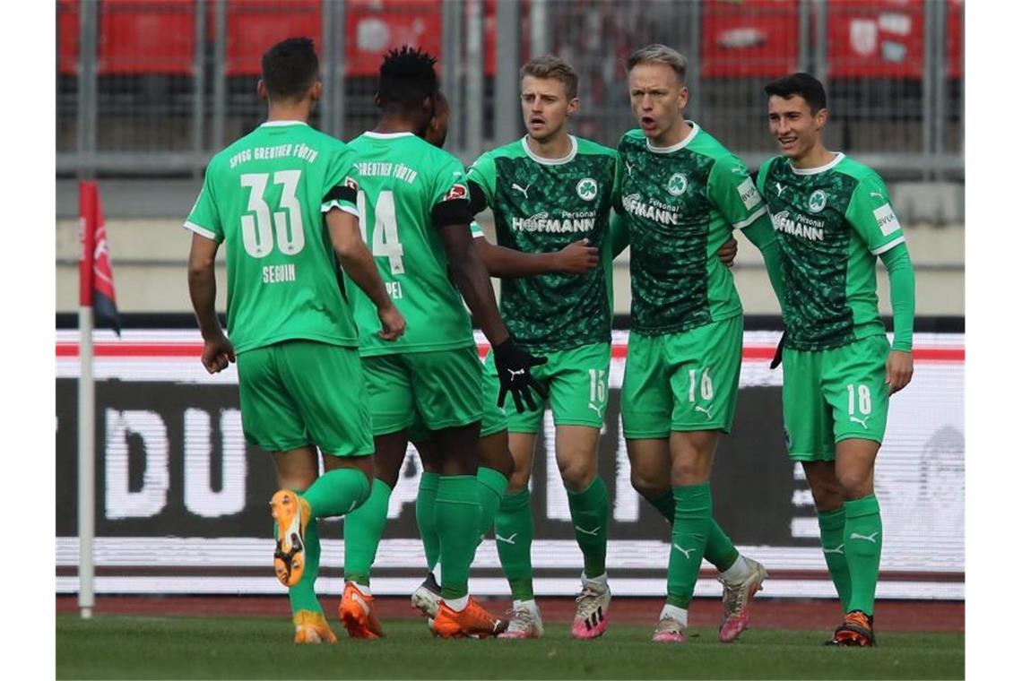 Nach dem Sieg im Franken-Derby ist die SpVgg Greuther Fürth neuer Spitzenreiter der 2. Liga. Foto: Daniel Karmann/dpa